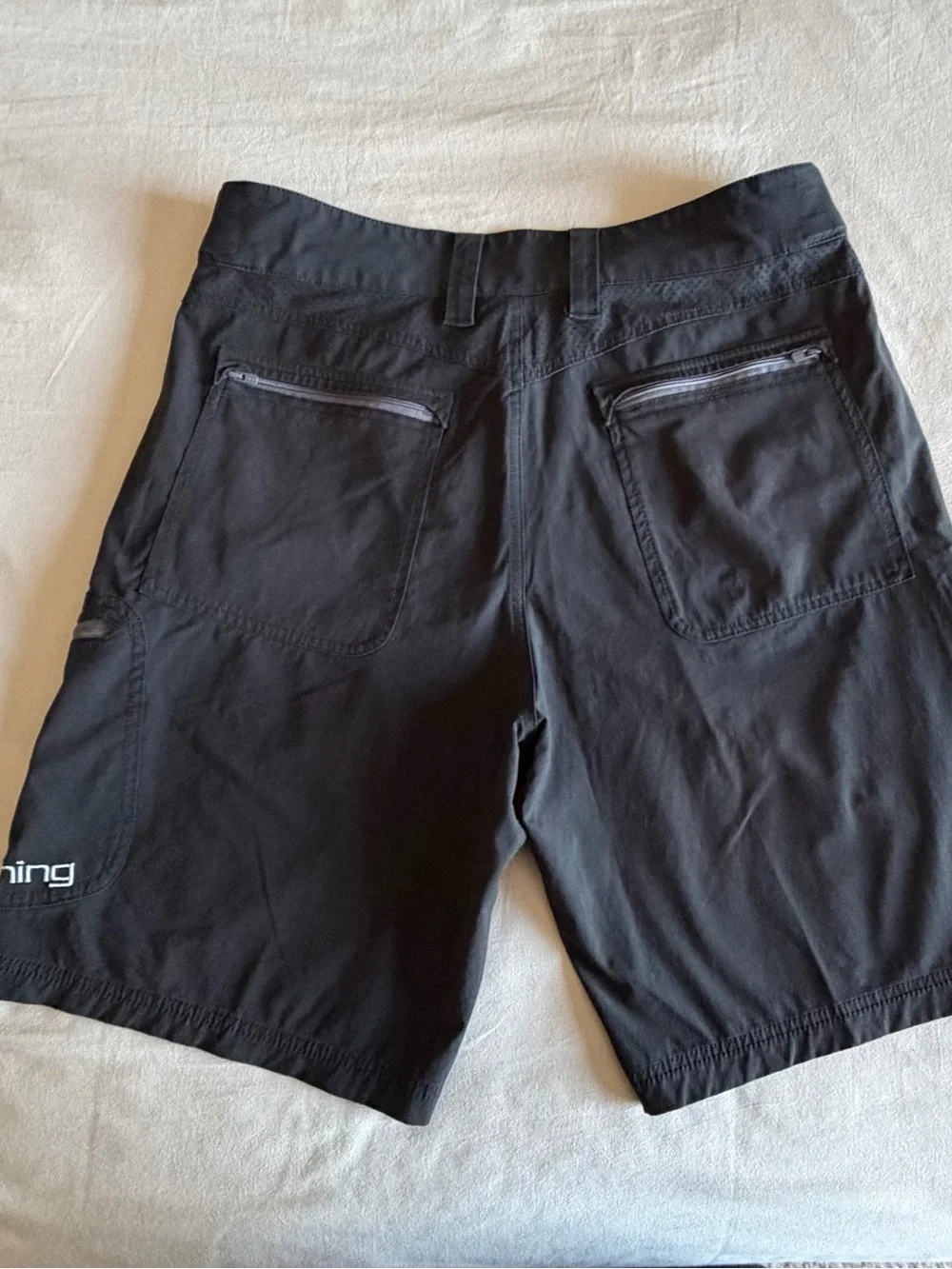 Huk Performance Fabrics Men's Black 10.5”Cargo Fishing Shorts L 36W Pockets